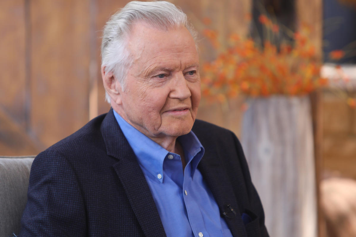 Jon Voight Criticizes Oprah Winfrey: “She Doesn’t Deserve To Be A Role Model For Women” 